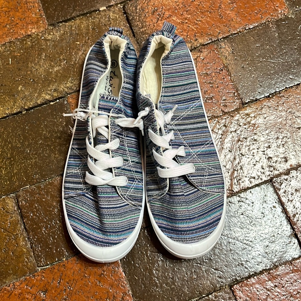 Twisted size 8 tennis shoes like new